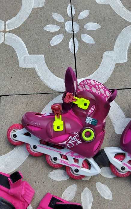 Rolki - regulowane rozmiar 30-32 i komplet ochraniaczy.