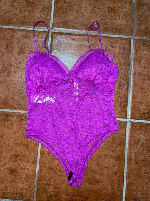Body rendado na cor magenta