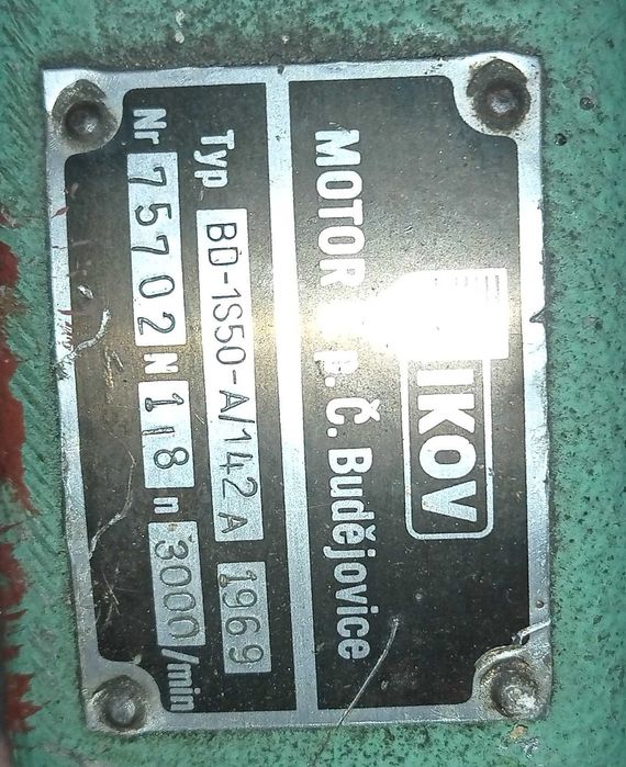 Stary silnik dwusuwowy IKOV