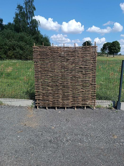 Płot z leszczyny – naturalne ogrodzenie do działki, altany, ogrodu