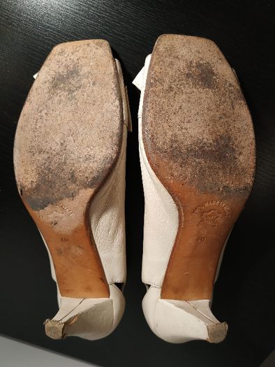 Skórzane buty ecru Esseti na obcasie 7,5 cm z kokardą