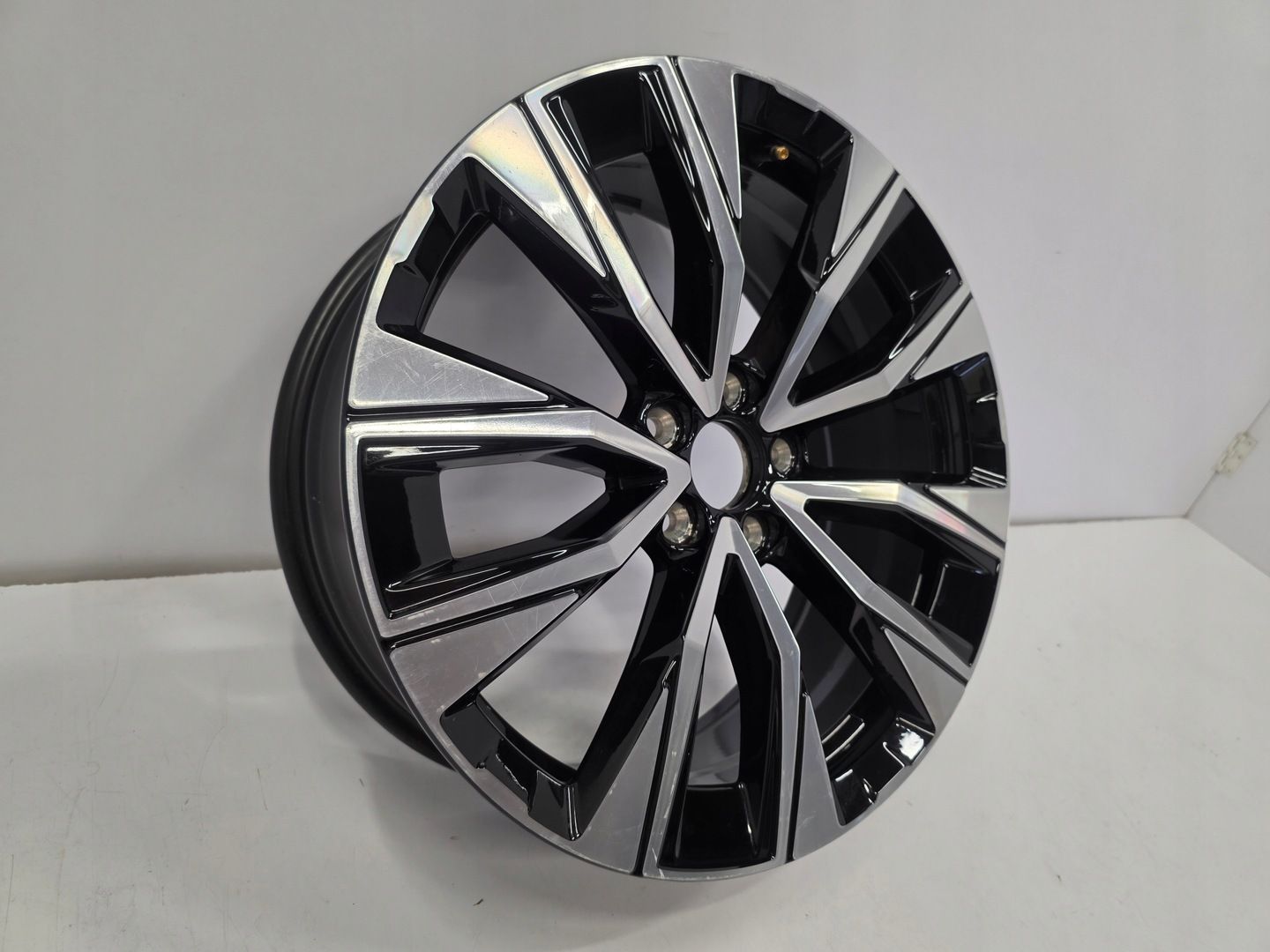 Felga Volvo XC60 II XC90 II XC40 S90 V90 7,5x19 ET50,5