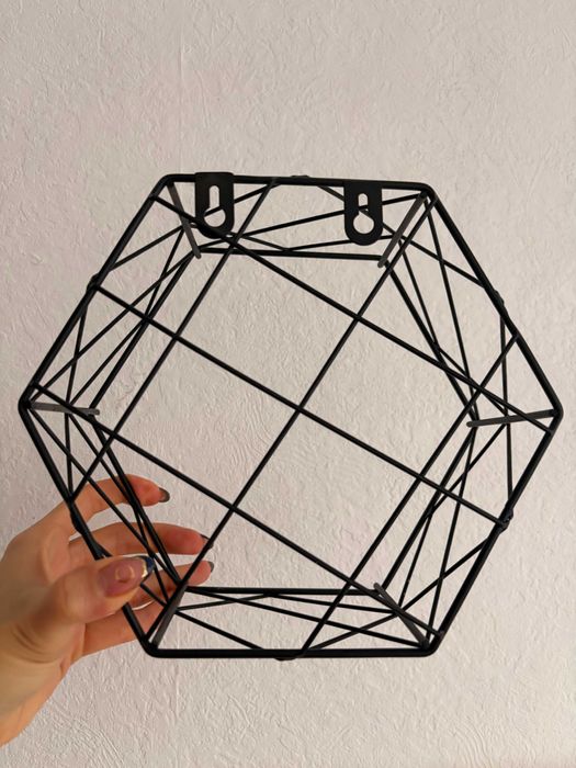 Metalowa półka ścienna w geometrycznym stylu