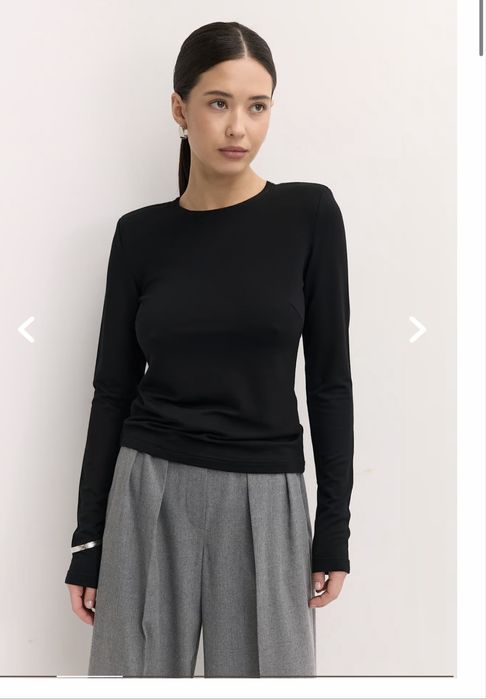 Чорна базова кофта з плечиками від Vloria