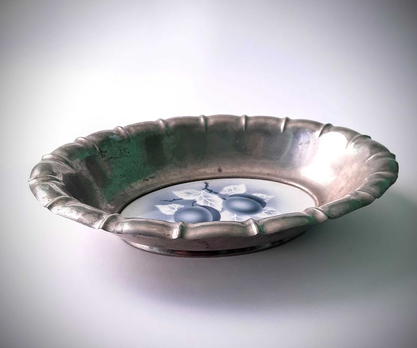 Patera "śliwki" sygnowana.