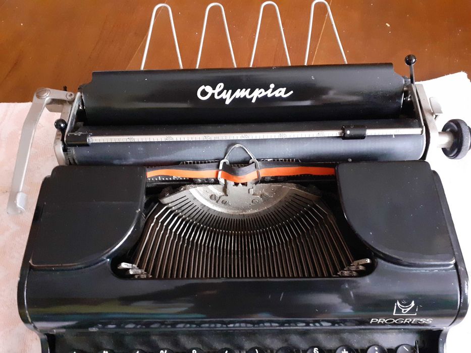 Stara maszyna do pisania Olympia- Progress -.Niemcy wraz z walizką