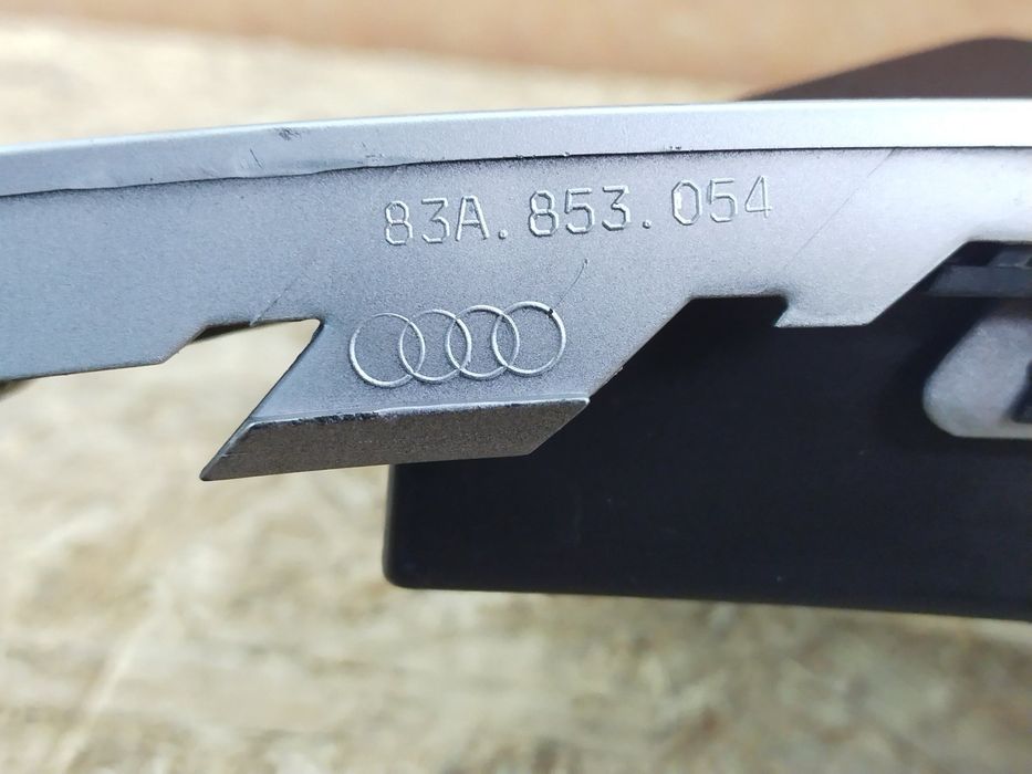 Audi Q3 F3 II 18- Решетка бампера переднего правая накладка 83A807682B