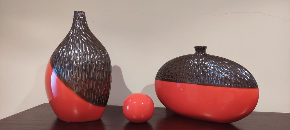 Conjunto de jarras decorativas laranja e cinzento