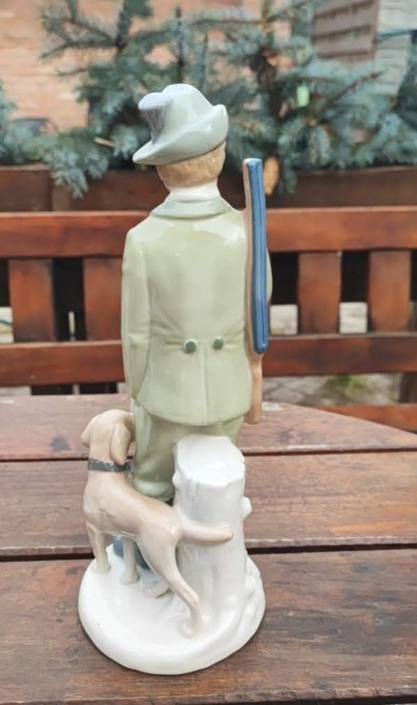 Porcelanowa figurka GDR Lippelsdorf, 1951-74  Myśliwy z psem.