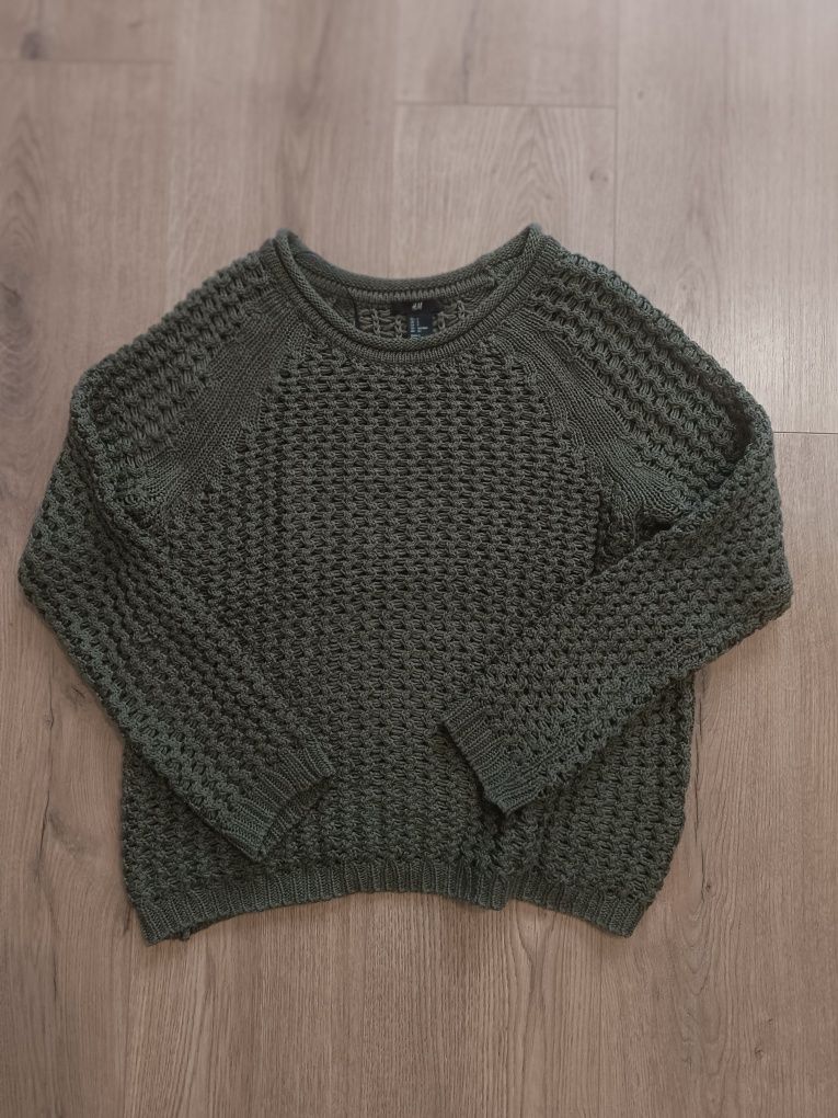 Sweter z dziurami