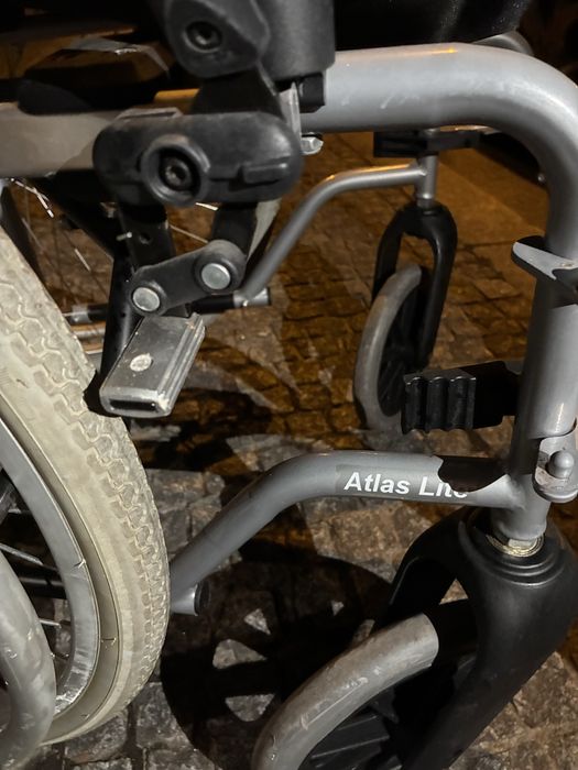 Cadeira de rodas Invacare pouco usada