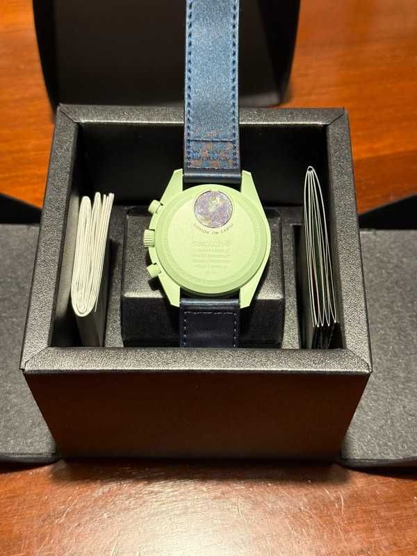 Omega x Swatch SO33G100 Ziemia - Trwały i ekologiczny model