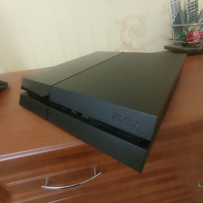 PS4 1 терабайт памяти + 2 дисковые игры