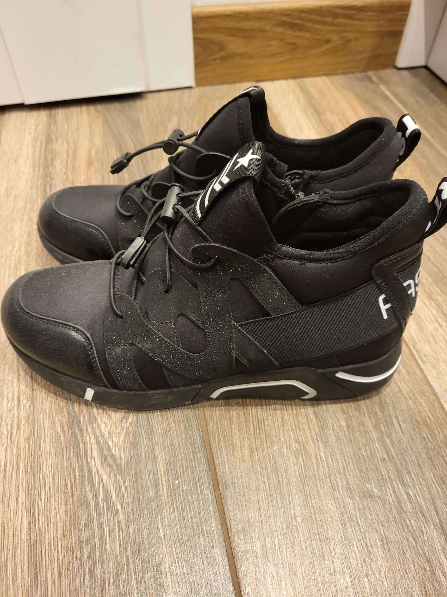 Czarne adidasy na malutkim koturnie 39