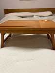 Drewniany stolik pod laptopa