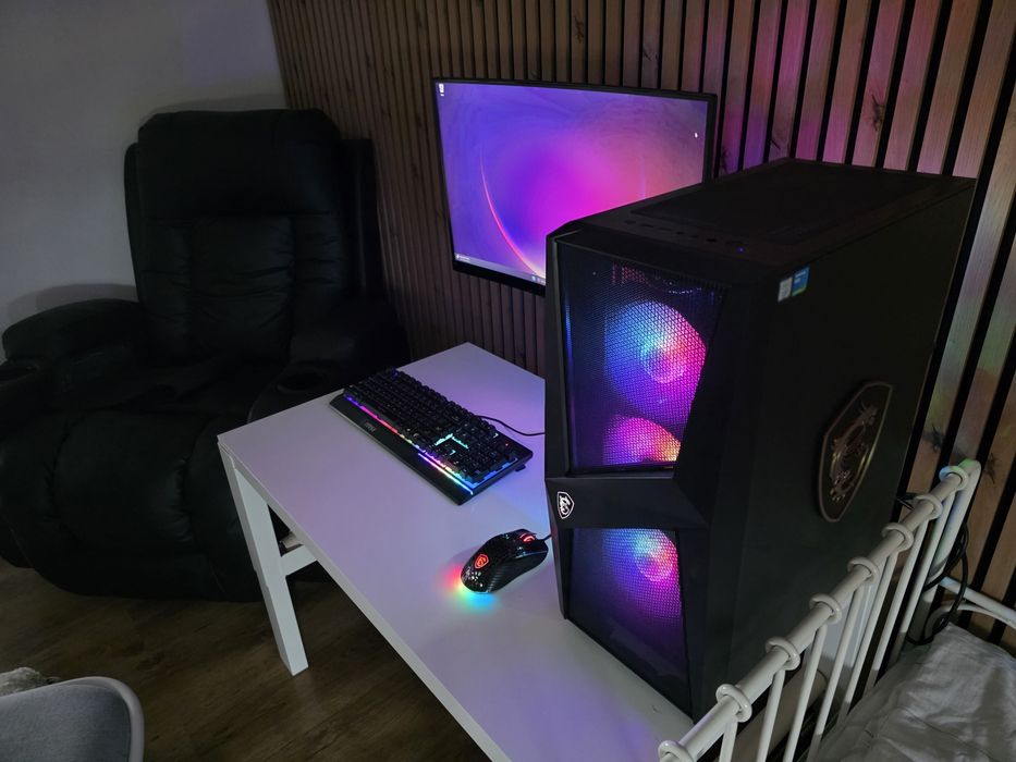 Komputer gamingowy MSI. W zestawie monitor, klawiatura oraz mysz