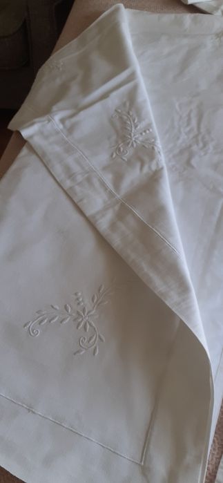 Dois Belos Lençóis Bordados Manuais