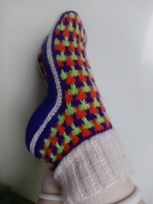 Продам вязаные носочки и следочки.