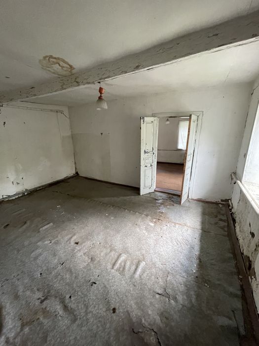 Дом в городе. Узин.Боьшой двор,спокойное место для проживания.