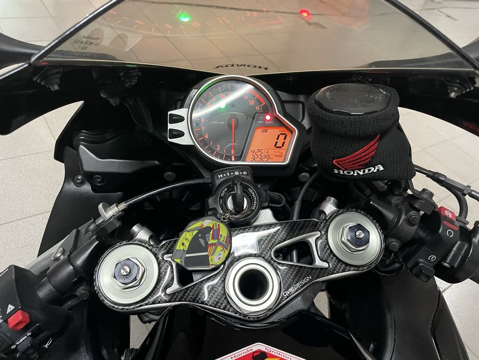 Honda CBR 1000rr impecável.
