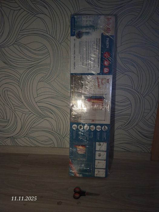 Телескопічна підлогова вішалка (стійка) на коліщатках для одягу