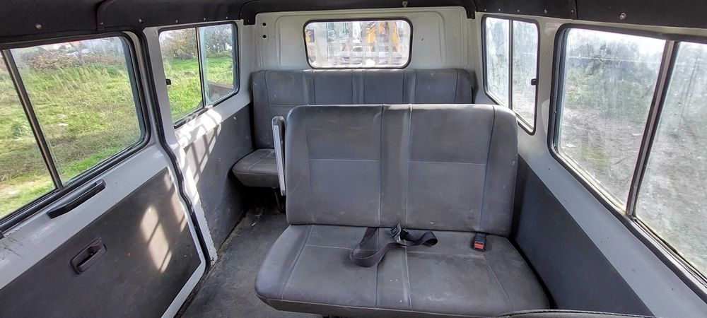 ISUZU NKR 3.0 de Cabine tripla, 9 lugares