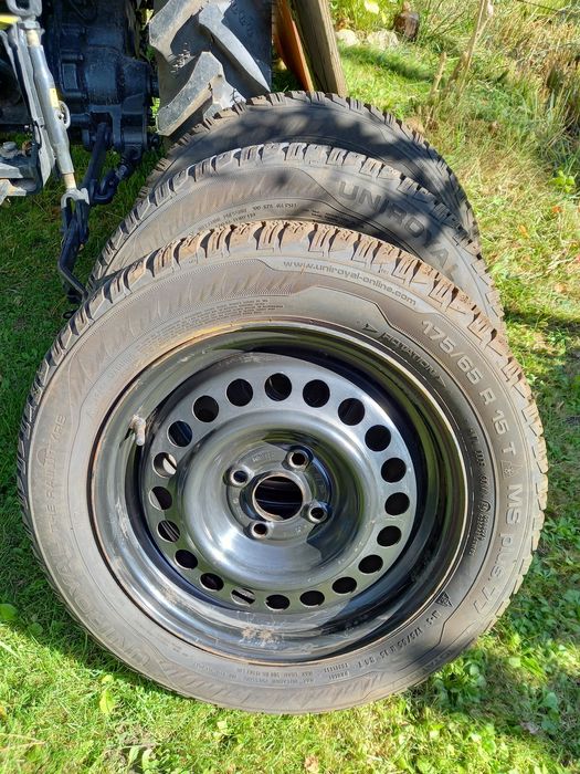 Opony zimowe na felgach stalowych 15"