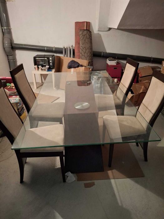 Mesa jantar tampo de vidro temperado com quatro cadeiras almofadadas