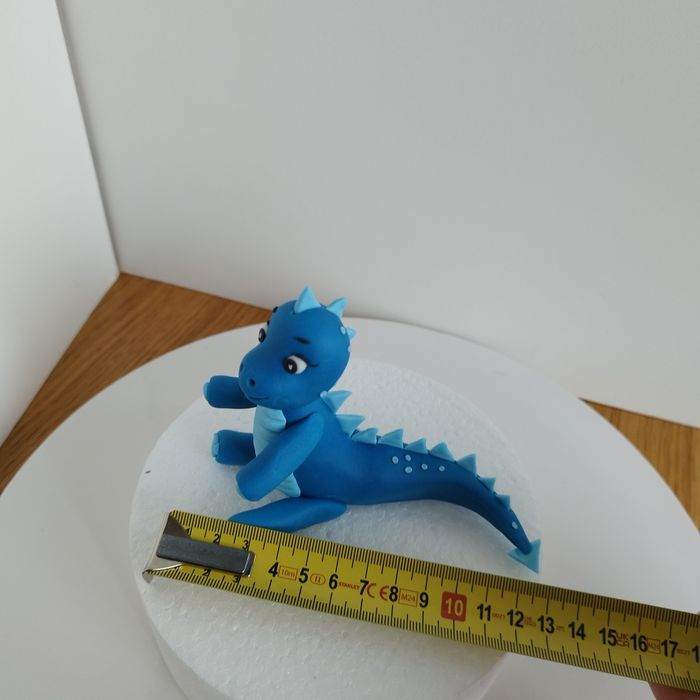 Figurka dinozaur dinuś na tort urodziny z masy cukrowej