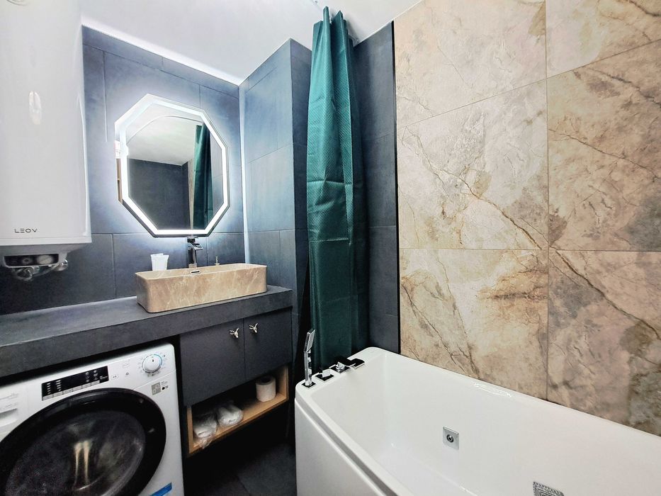 NEW Квартира біля ТРЦ Никольский, джакузі, SMART TV, центр, подобово