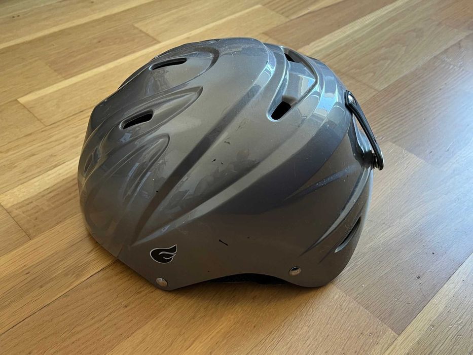 Srebrny kask rowerowy na damską głowę