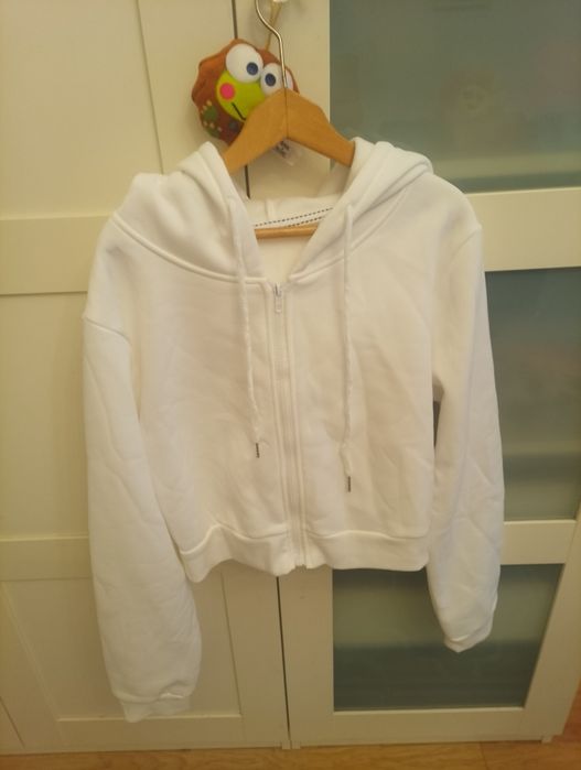 Biała śliczna krótka damska bluza z kapturem