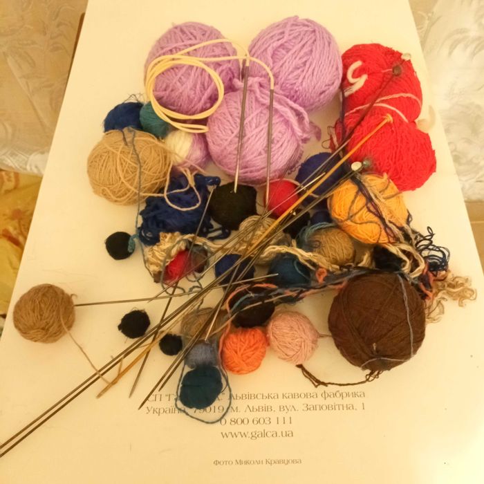 Шерстяные нитки со спицами