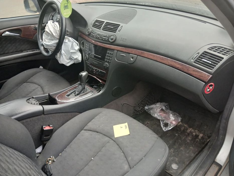 MERCEDES W211 fotel fotele kanapa deska kokpit podsufitka boczek boczki klamka podłokietnik licznik prędkościomierz panel szyb sterownik stacyjka zamki zestaw startowy kierownica poduszka poduszki pasy pas mechanizm