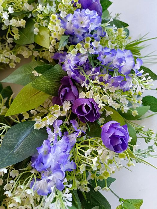 Całoroczny wianek na drzwi powojnik, bez lilak, gipsówka, eukaliptus