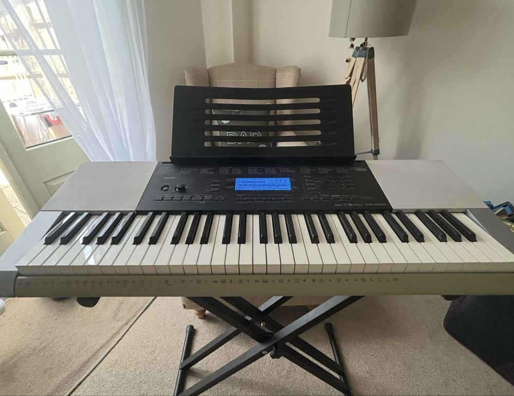 Keyboard Casio CTK 4200 ze stojakiem i tobra do przenoszenia