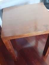 Mesa de apoio quadrada em madeira maciça