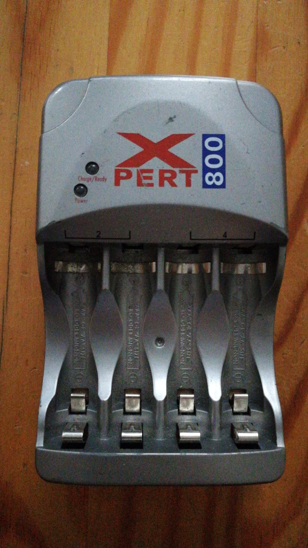 Ładowarka na akumulatory AA i AAA X4 Energy Xpert 800