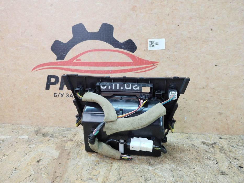 Toyota Avensis T27 2009-2018 накладка центральной консоли пепельница