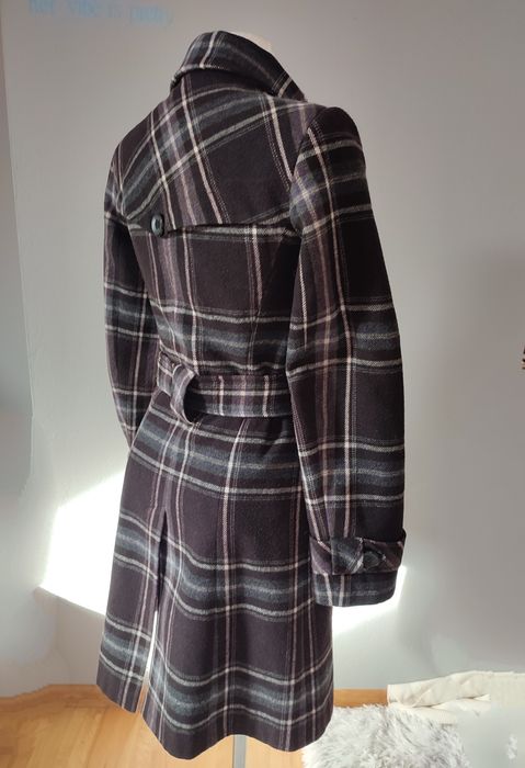 Płaszcz damski w kratę z paskiem 50% wełna