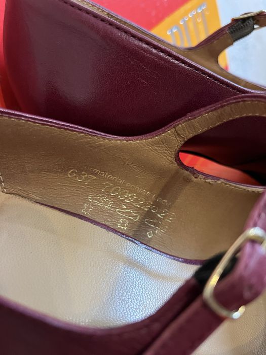 Шкіряні туфлі на підборі з пояском, 37