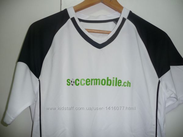 Фирменная футболка на мальчика для занятий футболом.