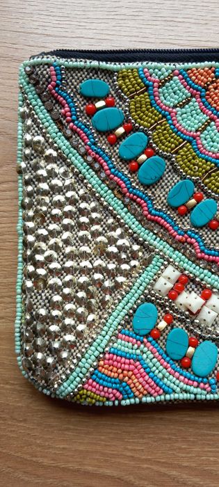 Clutch / bolsa missangas8 muito vistosa e prática. Marca Atmosphere.
