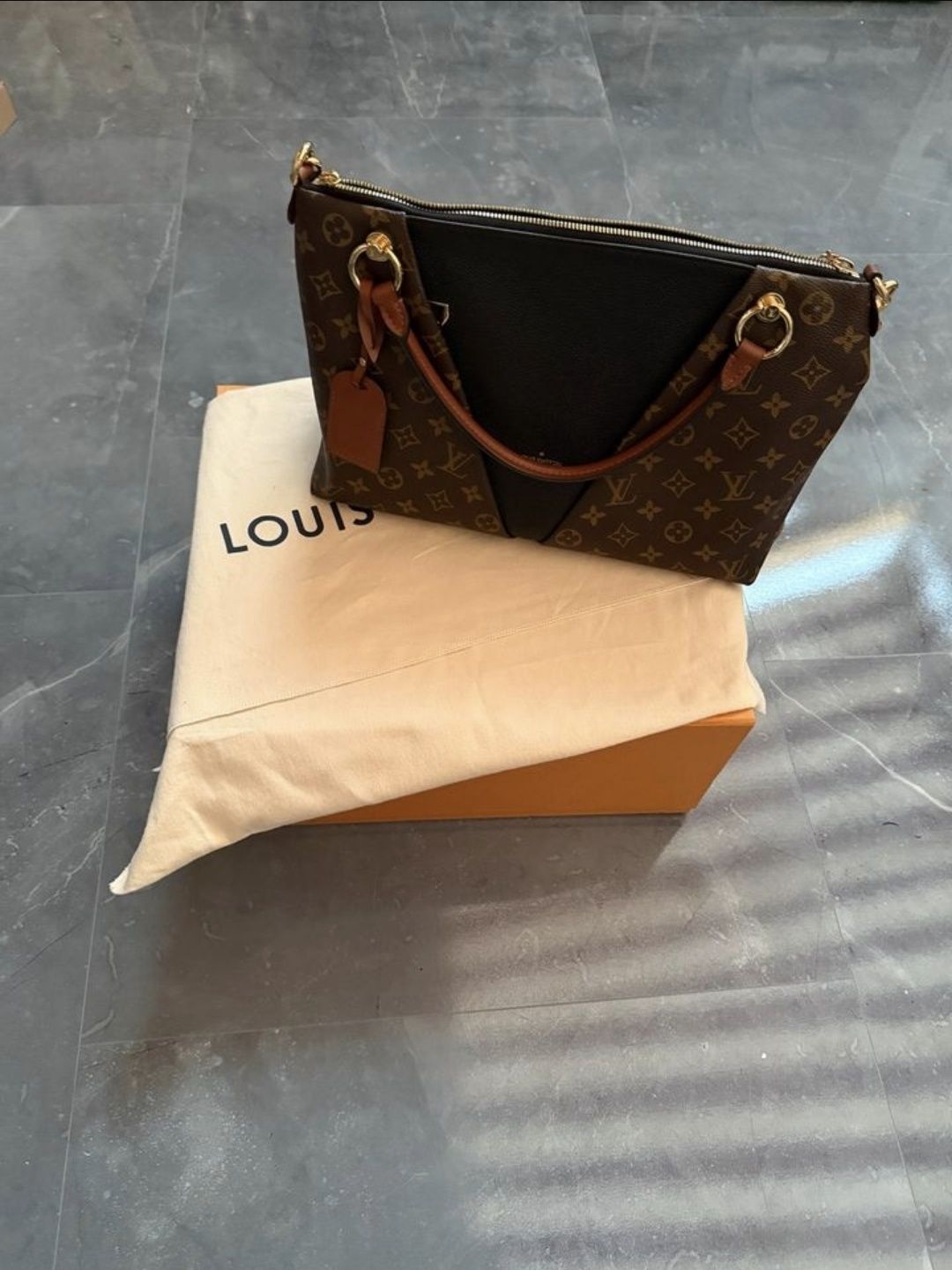 Torebka Louis Vuitton V Tote z płótna z monogramem w doskonałym stanie