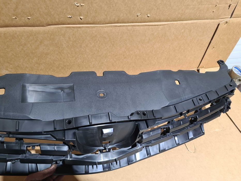 Grill atrapa przód przednia TOYOTA AURIS I LIFT 10-13 NOWA