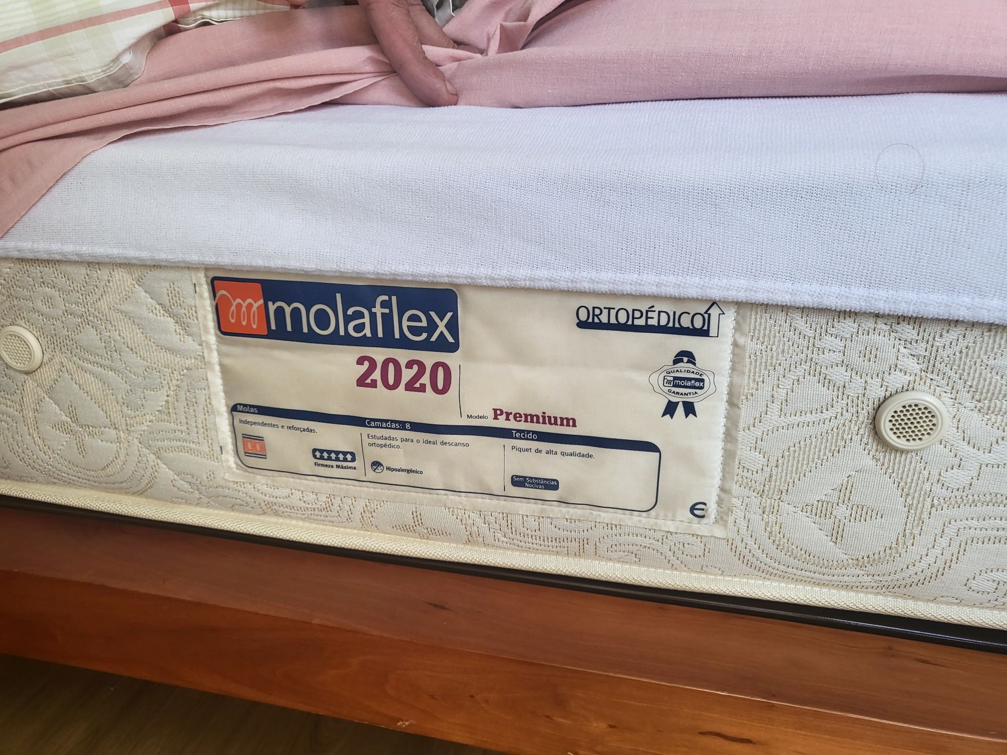 Mobiliário de quarto - Cama Kingsize, mesas de cabeceira e camiseiro
