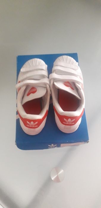 Tênis Adidas menina modelo super star, como novos.