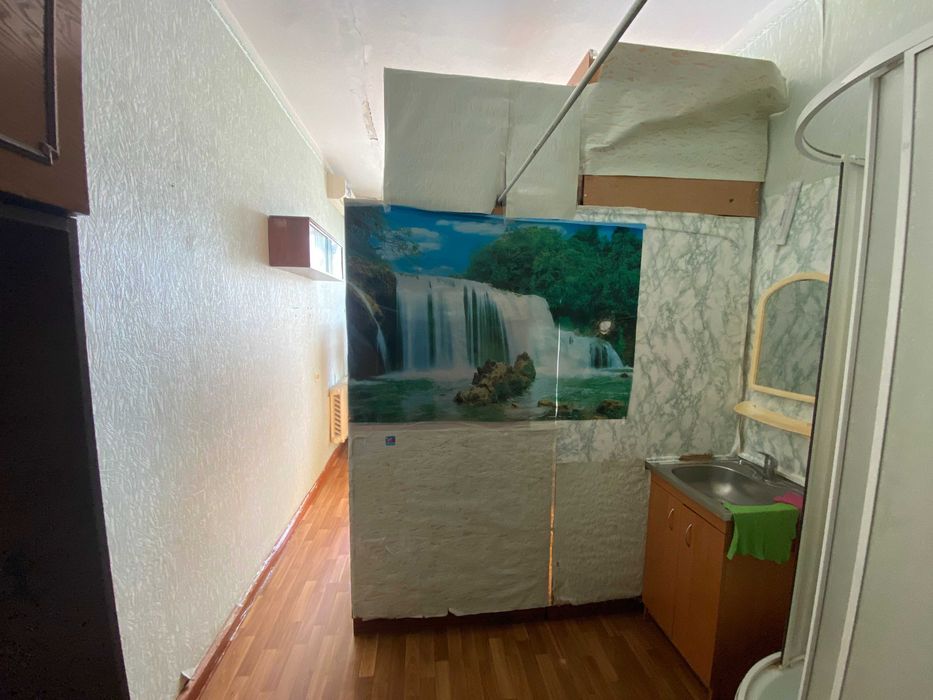 Продаж малосімейки біля автосалону Тойота
