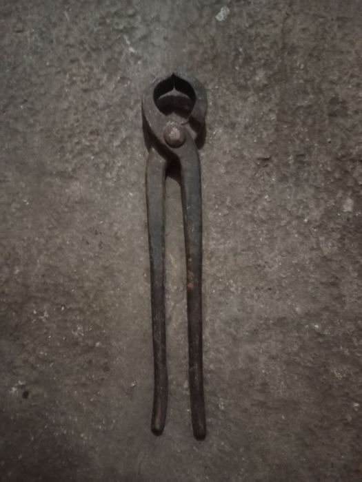 Szczypce, obcęgi  kowalskie z czasów PRL.