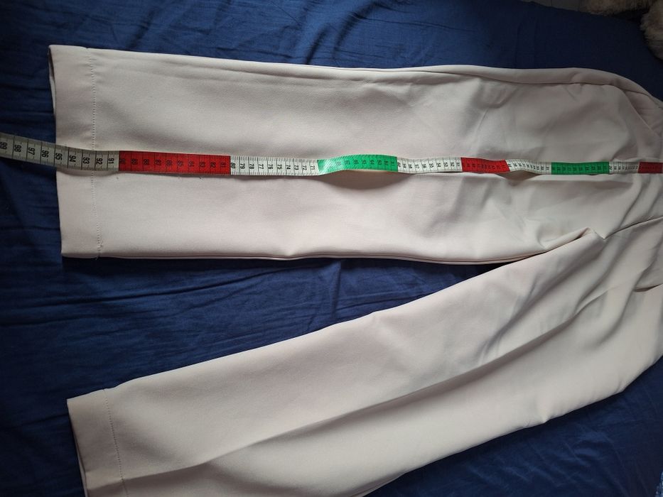 Beżowe spodnie damskie.